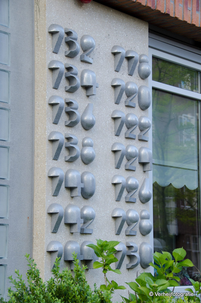 Huisnummers in het Olympisch kwartier, een wijk waar architecten continuering van de AS beoogden.