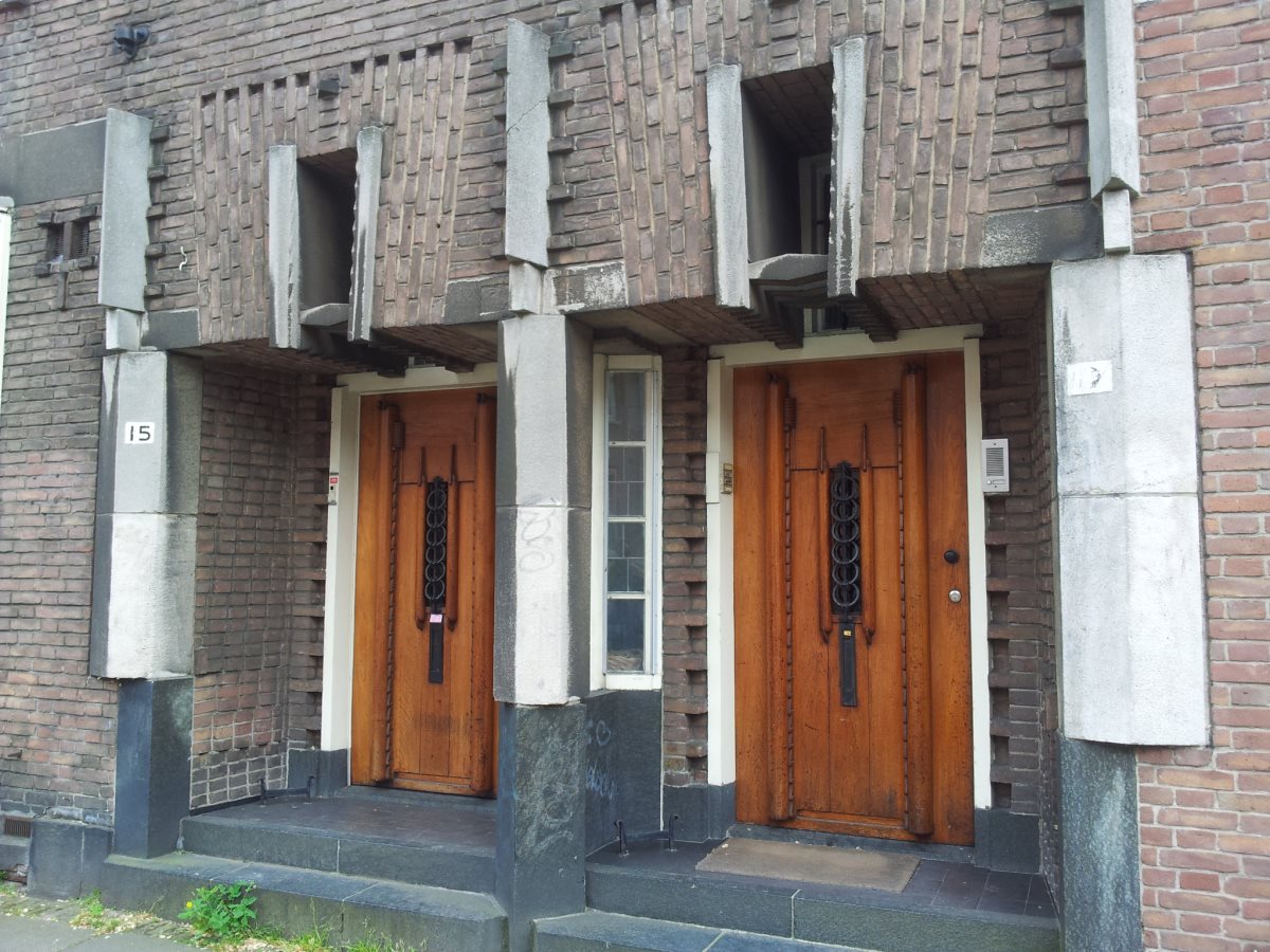 De Lairessestraat. Van der Mey / Rutgers, 1925. Siermetselwerk, natuursteen: dit zijn woningen voor de gegoede stand. 
